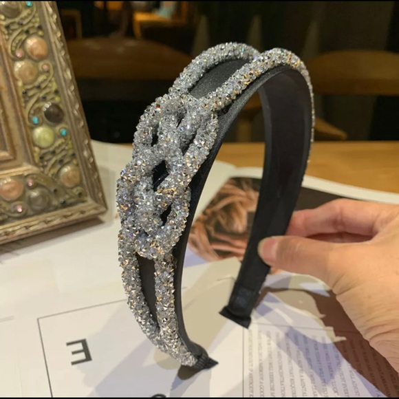 Accessories - 2X$30FROM NEW YORK TO PARIS IT´S ON EVERYONES HEAD
